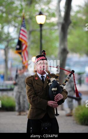 11. September 2011 führt während der 9/11-Sunrise-Zeremonie im Battery Park zum 10. Jahrestag von 9/11 - Manhattan, New York, USA - Dudelsackspieler Duncan Robertson. (Bild Kredit: Bryan Smith/ZUMAPRESS.com ©) Stockfoto