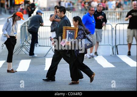 11. September 2011 kommen - Manhattan, New York, USA - Opfers Familienmitglieder nach der Trauerfeier zum 10. Jahrestag von 9/11. (Bild Kredit: Bryan Smith/ZUMAPRESS.com ©) Stockfoto