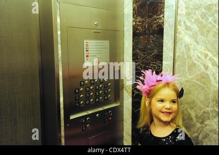 13. September 2011 - Manhattan, New York, USA - EDEN WOOD - Star der TV-Show '' Kleinkinder und Diademe '' feiert Fashion Week und fördern ihr Buch '' aus der Wiege zu Krone '' und '' Cutie Patootie'' an der Spitze des Empire State Building-CD auf der 86. Etage-Observatorium. (Kredit Ima Stockfoto