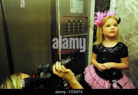 13. September 2011 - Manhattan, New York, USA - EDEN WOOD - Star der TV-Show '' Kleinkinder und Diademe '' feiert Fashion Week und fördern ihr Buch '' aus der Wiege zu Krone '' und '' Cutie Patootie'' an der Spitze des Empire State Building-CD auf der 86. Etage-Observatorium. (Kredit Ima Stockfoto