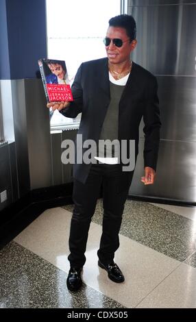 20. September 2011 - Manhattan, New York, USA - JERMAINE JACSKON, ein Gründungsmitglied der Jackson 5, fördert sein neue Buch "You Are Not Alone'' a Memoir Verfolgung seines Bruders Michael Leben, mit einem Fototermin auf dem Empire State Building. (Bild Kredit: Bryan Smith/ZUMAPRESS.com ©) Stockfoto