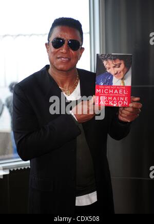 20. September 2011 - Manhattan, New York, USA - JERMAINE JACSKON, ein Gründungsmitglied der Jackson 5, fördert sein neue Buch "You Are Not Alone'' a Memoir Verfolgung seines Bruders Michael Leben, mit einem Fototermin auf dem Empire State Building. (Bild Kredit: Bryan Smith/ZUMAPRESS.com ©) Stockfoto