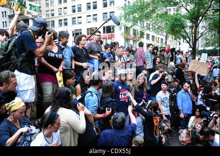 30. September 2011 spricht - Manhattan, New York, USA - ein Mitglied der lokalen 100 TWU als Demonstranten von Occupy Wall Street Rallye im Zuccotti Park und im März und Rallye Polizei Plaza zu protestieren, das Pfeffer versprühen von Demonstranten am vergangenen Wochenendes. (Bild Kredit: Bryan Smith/ZUMAPRESS.com ©) Stockfoto