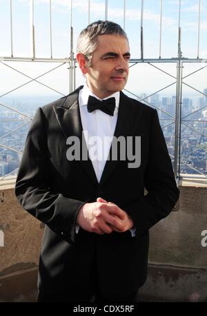 17. Oktober 2011 - Manhattan, New York, USA - das Empire State Building beherbergt ROWAN ATKINSON als Johnny English zur Förderung der neue Film "Johnny English Reborn in den Kinos am 21 Oktober. (Bild Kredit: Bryan Smith/ZUMAPRESS.com ©) Stockfoto