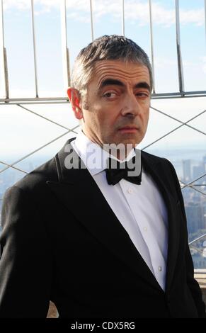 17. Oktober 2011 - Manhattan, New York, USA - das Empire State Building beherbergt ROWAN ATKINSON als Johnny English zur Förderung der neue Film "Johnny English Reborn in den Kinos am 21 Oktober. (Bild Kredit: Bryan Smith/ZUMAPRESS.com ©) Stockfoto