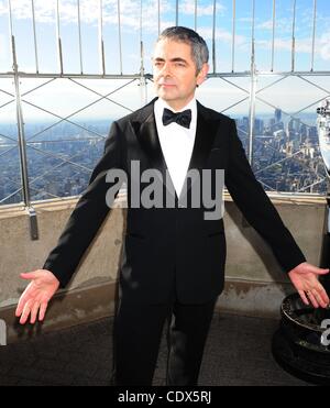 17. Oktober 2011 - Manhattan, New York, USA - das Empire State Building beherbergt ROWAN ATKINSON als Johnny English zur Förderung der neue Film "Johnny English Reborn in den Kinos am 21 Oktober. (Bild Kredit: Bryan Smith/ZUMAPRESS.com ©) Stockfoto