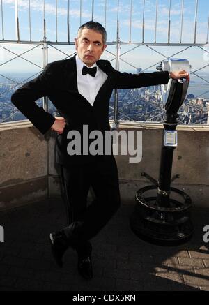 17. Oktober 2011 - Manhattan, New York, USA - das Empire State Building beherbergt ROWAN ATKINSON als Johnny English zur Förderung der neue Film "Johnny English Reborn in den Kinos am 21 Oktober. (Bild Kredit: Bryan Smith/ZUMAPRESS.com ©) Stockfoto