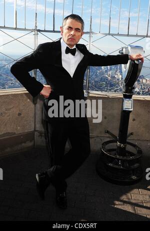 17. Oktober 2011 - Manhattan, New York, USA - das Empire State Building beherbergt ROWAN ATKINSON als Johnny English zur Förderung der neue Film "Johnny English Reborn in den Kinos am 21 Oktober. (Bild Kredit: Bryan Smith/ZUMAPRESS.com ©) Stockfoto