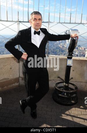 17. Oktober 2011 - Manhattan, New York, USA - das Empire State Building beherbergt ROWAN ATKINSON als Johnny English zur Förderung der neue Film "Johnny English Reborn in den Kinos am 21 Oktober. (Bild Kredit: Bryan Smith/ZUMAPRESS.com ©) Stockfoto