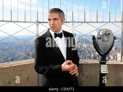 17. Oktober 2011 - Manhattan, New York, USA - das Empire State Building beherbergt ROWAN ATKINSON als Johnny English zur Förderung der neue Film "Johnny English Reborn in den Kinos am 21 Oktober. (Bild Kredit: Bryan Smith/ZUMAPRESS.com ©) Stockfoto