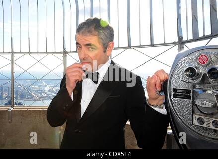 17. Oktober 2011 - Manhattan, New York, USA - das Empire State Building beherbergt ROWAN ATKINSON als Johnny English zur Förderung der neue Film "Johnny English Reborn in den Kinos am 21 Oktober. (Bild Kredit: Bryan Smith/ZUMAPRESS.com ©) Stockfoto