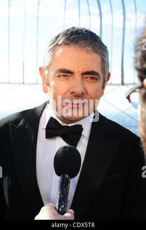 17. Oktober 2011 - Manhattan, New York, USA - das Empire State Building beherbergt ROWAN ATKINSON als Johnny English zur Förderung der neue Film "Johnny English Reborn in den Kinos am 21 Oktober. (Bild Kredit: Bryan Smith/ZUMAPRESS.com ©) Stockfoto