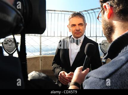 17. Oktober 2011 - Manhattan, New York, USA - das Empire State Building beherbergt ROWAN ATKINSON als Johnny English zur Förderung der neue Film "Johnny English Reborn in den Kinos am 21 Oktober. (Bild Kredit: Bryan Smith/ZUMAPRESS.com ©) Stockfoto