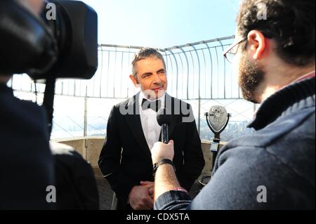 17. Oktober 2011 - Manhattan, New York, USA - das Empire State Building beherbergt ROWAN ATKINSON als Johnny English zur Förderung der neue Film "Johnny English Reborn in den Kinos am 21 Oktober. (Bild Kredit: Bryan Smith/ZUMAPRESS.com ©) Stockfoto