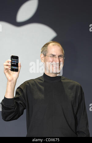 5. Oktober 2011 verstorben - (Foto) STEVE JOBS - der Mann, der uns das iPhone, den iPod und den iMac - gebracht. Der Mitbegründer von Apple-Computern war 56 Jahre alt. Jobs hatte eine seltene Form von Bauchspeicheldrüsenkrebs jahrelang gekämpft. Er trat von der Post von Apple CEO im August im Bild: 9. Januar 2007 Stockfoto