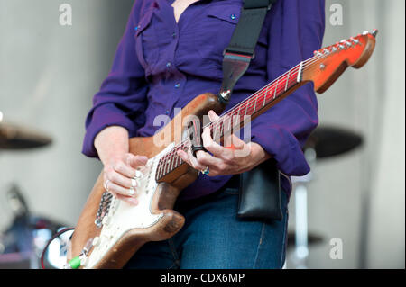 7. August 2011 führt bei den Musikern United für sichere Energie (M.U.S.E.) Konzert im Shoreline Amphitheater - Mountain View, Kalifornien, USA - Bonnie Raitt. Erlös zugunsten der All-Star unterstützt Japan Katastrophe Entlastung Bemühungen und Organisationen weltweit arbeiten, um sichere, alternative zu fördern Stockfoto