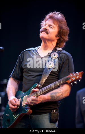 7. August 2011 führt - Mountain View, Kalifornien, USA - Tom Johnston von den Doobie Brothers bei den Musikern United für sichere Energie (M.U.S.E.) Konzert im Shoreline Amphitheater. Erlös zugunsten der All-Star unterstützt Japan Katastrophenhilfe und Organisationen weltweit arbeiten, um pr Stockfoto