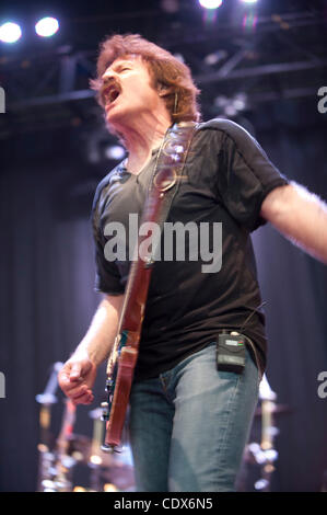 7. August 2011 führt - Mountain View, Kalifornien, USA - Tom Johnston von den Doobie Brothers bei den Musikern United für sichere Energie (M.U.S.E.) Konzert im Shoreline Amphitheater. Erlös zugunsten der All-Star unterstützt Japan Katastrophenhilfe und Organisationen weltweit arbeiten, um pr Stockfoto