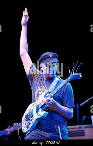 7. August 2011 führt - Mountain View, Kalifornien, USA - Tom Morello bei den Musikern United für sichere Energie (M.U.S.E.) Konzert im Shoreline Amphitheater. Erlös zugunsten der All-Star unterstützt Japan Katastrophenhilfe und Organisationen weltweit arbeiten, um sichere, alternative zu fördern, Stockfoto