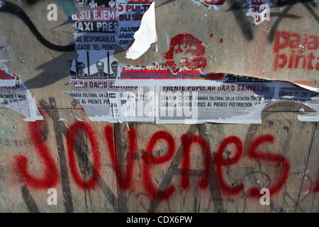 9. August 2011 - bereitet Buenos Aires, Buenos Aires, Argentinien - Wahlpropaganda wie Argentinien, diesen Monat zu stimmen. Wahlkampf in Argentinien sind oft mit groben Graffiti und Plakatkampagnen, das meiste davon nicht zu einer bestimmten Gruppe zuzuordnen und oft illegal auf den Straßen gekämpft. Aktuelle p Stockfoto