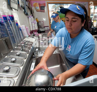 8. September 2011 - San Clemente, Kalifornien, USA - BELLA GOMEZ (Vordergrund), 21, von San Clemente, zusammen mit KAYTLIN VISCA, 18, aus San Clemente, beide Mitarbeiter bei Baskin Robbins Ice Cream speichern in San Clemente, aufräumen während des Wartens auf die macht am Donnerstag Nachmittag zurück. Mehrere Millionen r Stockfoto