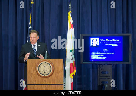 Sep 21, kündigt 2011 - Santa Ana, Kalifornien, USA - Orange County District Attorney TONY RACKAUCKAS auf einer Pressekonferenz, dass zwei Fullerton Polizeibeamten Strafanzeigen im Zusammenhang mit dem Tod von Kelly Thomas konfrontiert sein wird. Fullerton Polizist Ramos wird mit zweiten Grades berechnet Stockfoto