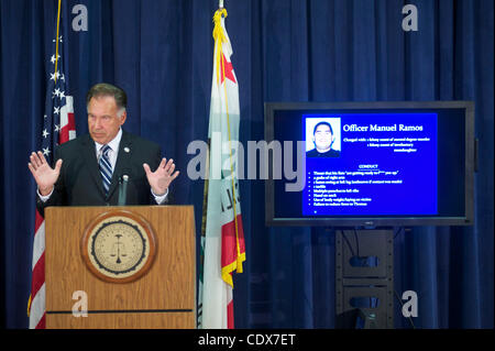 Sep 21, kündigt 2011 - Santa Ana, Kalifornien, USA - Orange County District Attorney TONY RACKAUCKAS auf einer Pressekonferenz, dass zwei Fullerton Polizeibeamten Strafanzeigen im Zusammenhang mit dem Tod von Kelly Thomas konfrontiert sein wird. Fullerton Polizist Ramos wird mit zweiten Grades berechnet Stockfoto