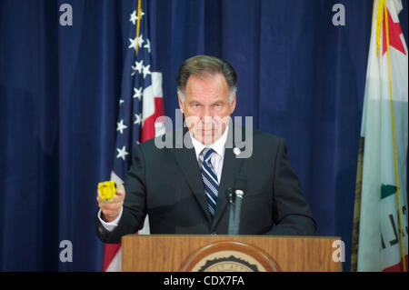 Sep 21, kündigt 2011 - Santa Ana, Kalifornien, USA - Orange County District Attorney TONY RACKAUCKAS auf einer Pressekonferenz, dass zwei Fullerton Polizeibeamten Strafanzeigen im Zusammenhang mit dem Tod von Kelly Thomas konfrontiert sein wird. Fullerton Polizist Ramos wird mit zweiten Grades berechnet Stockfoto