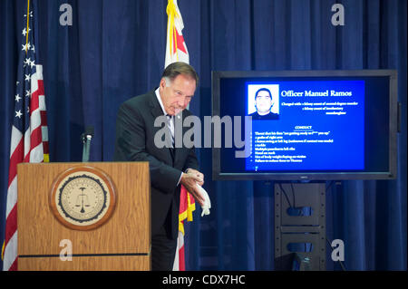 Sep 21, kündigt 2011 - Santa Ana, Kalifornien, USA - Orange County District Attorney TONY RACKAUCKAS auf einer Pressekonferenz, dass zwei Fullerton Polizeibeamten Strafanzeigen im Zusammenhang mit dem Tod von Kelly Thomas konfrontiert sein wird. Fullerton Polizist Ramos wird mit zweiten Grades berechnet Stockfoto