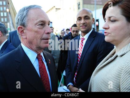 7. November 2011 - Manhattan, New York, USA - Bürgermeister MICHAEL BLOOMBERG grüßt Stadtrat Sprecher CHRISTINE QUINN. Bürgermeister Michael Bloomberg kündigt der ersten Spatenstich für das größte Bauprojekt in Manhattan unter der Stadt neue Housing Marketplace Plan auf der Westseite gelegen. Der 550 West Stockfoto