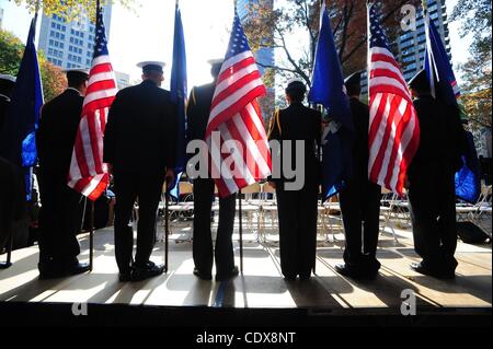 11. November 2011 präsentiert - Manhattan, New York, USA - The United Veteranen Kriegsrat die jährliche Gedenkfeier Veterans Day und Parade auf der Fifth Avenue. Mehr als 25.000 Menschen, darunter 27 aktive militärische Einheiten aus allen Branchen, vier Ehrenmedaille Empfänger, Veteranengruppen und High School Bands f Stockfoto