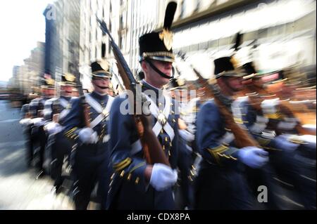 11. November 2011 März - Manhattan, New York, USA - Mitglieder von der West Point Kadetten, wie die United Veteranen Kriegsrat die jährliche Gedenkfeier der Veterans Day und Parade auf der Fifth Avenue präsentiert. Mehr als 25.000 Menschen, darunter 27 aktive militärische Einheiten aus allen Branchen, vier Ehrenmedaille Empfänger Stockfoto