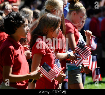 Sept 8,2011 - Sun Valley Kalifornien, USA. Dorfschulen Christian Schüler führen ein Gedenkgottesdienst zum Gedenken an den 10. Jahrestag von 9/11. 900-Mitglied Student Bodyl versammeln sich auf der Liegewiese im freien Campus und 2.997 amerikanische Flaggen auf der Rasenfläche zu jener gedenken, die ihre li verloren Stockfoto