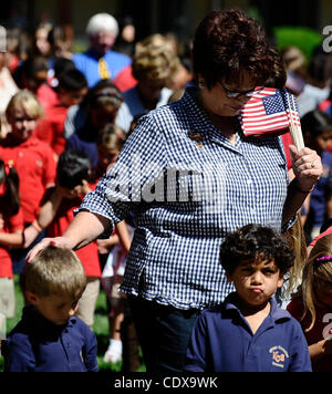 Sept 8,2011 - Sun Valley Kalifornien, USA. Dorfschulen Christian Schüler führen ein Gedenkgottesdienst zum Gedenken an den 10. Jahrestag von 9/11. 900-Mitglied Student Bodyl versammeln sich auf der Liegewiese im freien Campus und 2.997 amerikanische Flaggen auf der Rasenfläche zu jener gedenken, die ihre li verloren Stockfoto