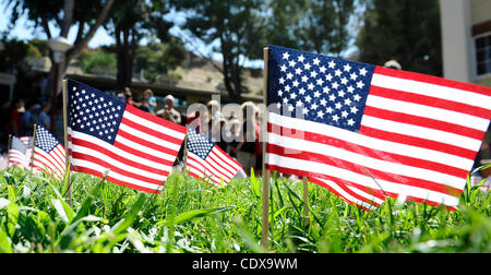 Sept 8,2011 - Sun Valley Kalifornien, USA. Dorfschulen Christian Schüler führen ein Gedenkgottesdienst zum Gedenken an den 10. Jahrestag von 9/11. 900-Mitglied Student Bodyl versammeln sich auf der Liegewiese im freien Campus und 2.997 amerikanische Flaggen auf der Rasenfläche zu jener gedenken, die ihre li verloren Stockfoto