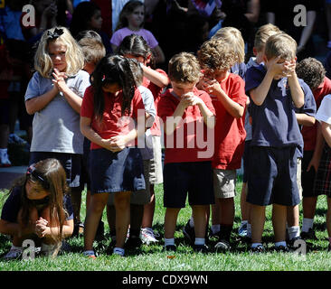 Sept 8,2011 - Sun Valley Kalifornien, USA. Dorfschulen Christian Schüler führen ein Gedenkgottesdienst zum Gedenken an den 10. Jahrestag von 9/11. 900-Mitglied Student Bodyl versammeln sich auf der Liegewiese im freien Campus und 2.997 amerikanische Flaggen auf der Rasenfläche zu jener gedenken, die ihre li verloren Stockfoto