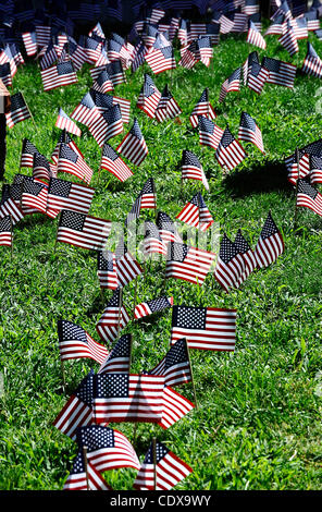 Sept 8,2011 - Sun Valley Kalifornien, USA. Dorfschulen Christian Schüler führen ein Gedenkgottesdienst zum Gedenken an den 10. Jahrestag von 9/11. 900-Mitglied Student Bodyl versammeln sich auf der Liegewiese im freien Campus und 2.997 amerikanische Flaggen auf der Rasenfläche zu jener gedenken, die ihre li verloren Stockfoto