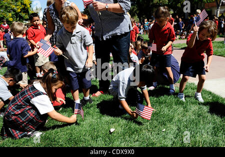 Sept 8,2011 - Sun Valley Kalifornien, USA. Dorfschulen Christian Schüler führen ein Gedenkgottesdienst zum Gedenken an den 10. Jahrestag von 9/11. 900-Mitglied Student Bodyl versammeln sich auf der Liegewiese im freien Campus und 2.997 amerikanische Flaggen auf der Rasenfläche zu jener gedenken, die ihre li verloren Stockfoto