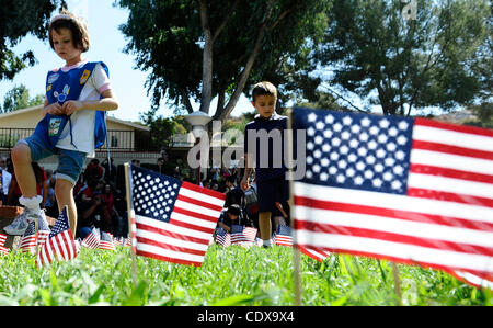 Sept 8,2011 - Sun Valley Kalifornien, USA. Dorfschulen Christian Schüler führen ein Gedenkgottesdienst zum Gedenken an den 10. Jahrestag von 9/11. 900-Mitglied Student Bodyl versammeln sich auf der Liegewiese im freien Campus und 2.997 amerikanische Flaggen auf der Rasenfläche zu jener gedenken, die ihre li verloren Stockfoto