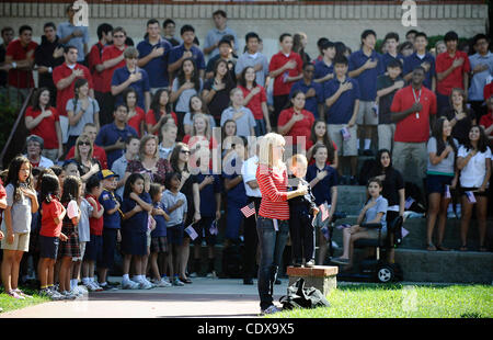 Sept 8,2011 - Sun Valley Kalifornien, USA. (C) Tiffany Anderson steht mit ihrem Neffen Brock Gordon zusammen mit Christian Dorfschulen Studenten bei einem Gedenkgottesdienst zum Gedenken an den 10. Jahrestag von 9/11. Die 900-Mitglied Student Bodyl versammeln sich auf der Liegewiese im freien Campus und legen 2.997 Uhr Stockfoto