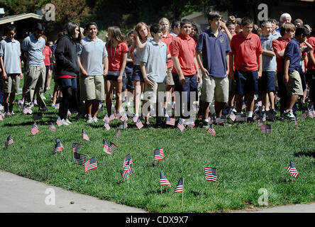 Sept 8,2011 - Sun Valley Kalifornien, USA. Dorfschulen Christian Schüler führen ein Gedenkgottesdienst zum Gedenken an den 10. Jahrestag von 9/11. 900-Mitglied Student Bodyl versammeln sich auf der Liegewiese im freien Campus und 2.997 amerikanische Flaggen auf der Rasenfläche zu jener gedenken, die ihre li verloren Stockfoto