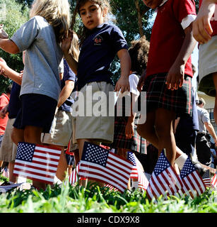 Sept 8,2011 - Sun Valley Kalifornien, USA. Dorfschulen Christian Schüler führen ein Gedenkgottesdienst zum Gedenken an den 10. Jahrestag von 9/11. 900-Mitglied Student Bodyl versammeln sich auf der Liegewiese im freien Campus und 2.997 amerikanische Flaggen auf der Rasenfläche zu jener gedenken, die ihre li verloren Stockfoto