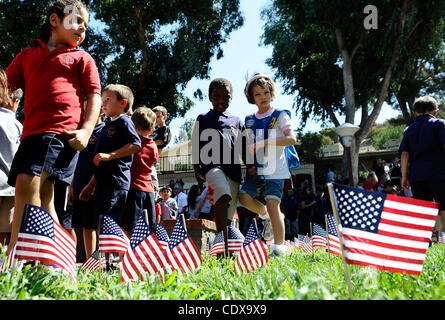 Sept 8,2011 - Sun Valley Kalifornien, USA. Dorfschulen Christian Schüler führen ein Gedenkgottesdienst zum Gedenken an den 10. Jahrestag von 9/11. 900-Mitglied Student Bodyl versammeln sich auf der Liegewiese im freien Campus und 2.997 amerikanische Flaggen auf der Rasenfläche zu jener gedenken, die ihre li verloren Stockfoto