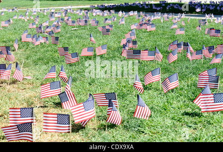 Sept 8,2011 - Sun Valley Kalifornien, USA. Dorfschulen Christian Schüler führen ein Gedenkgottesdienst zum Gedenken an den 10. Jahrestag von 9/11. 900-Mitglied Student Bodyl versammeln sich auf der Liegewiese im freien Campus und 2.997 amerikanische Flaggen auf der Rasenfläche zu jener gedenken, die ihre li verloren Stockfoto