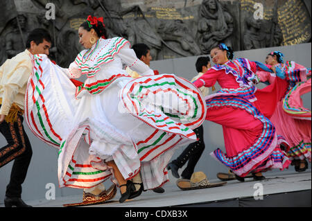 Ballett Tänzer Folklorico auf der Bühne am Plaza Fundadores in Guadalajara, Mexiko als Bestandteil der Stadt jährliche Oktoberfest (23. Oktober 2011). In diesem Jahr haben die Feierlichkeiten mit den Pan American Games zusammenfiel. Stockfoto