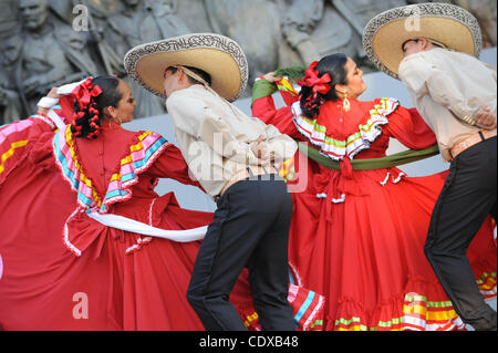 Ballett Tänzer Folklorico auf der Bühne am Plaza Fundadores in Guadalajara, Mexiko als Bestandteil der Stadt jährliche Oktoberfest (23. Oktober 2011). In diesem Jahr haben die Feierlichkeiten mit den Pan American Games zusammenfiel. Stockfoto