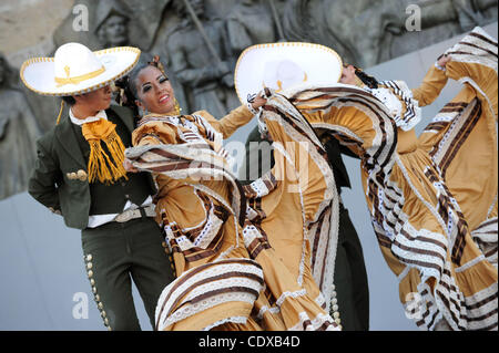 Ballett Tänzer Folklorico auf der Bühne am Plaza Fundadores in Guadalajara, Mexiko als Bestandteil der Stadt jährliche Oktoberfest (23. Oktober 2011). In diesem Jahr haben die Feierlichkeiten mit den Pan American Games zusammenfiel. Stockfoto