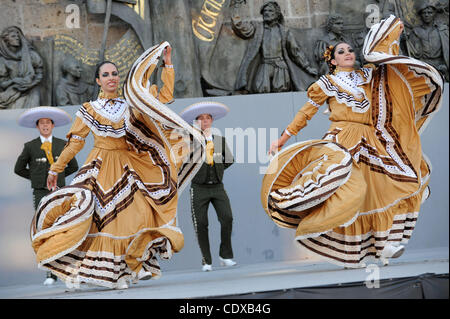 Ballett Tänzer Folklorico auf der Bühne am Plaza Fundadores in Guadalajara, Mexiko als Bestandteil der Stadt jährliche Oktoberfest (23. Oktober 2011). In diesem Jahr haben die Feierlichkeiten mit den Pan American Games zusammenfiel. Stockfoto