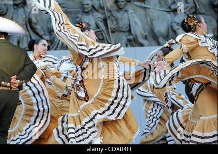 Ballett Tänzer Folklorico auf der Bühne am Plaza Fundadores in Guadalajara, Mexiko als Bestandteil der Stadt jährliche Oktoberfest (23. Oktober 2011). In diesem Jahr haben die Feierlichkeiten mit den Pan American Games zusammenfiel. Stockfoto