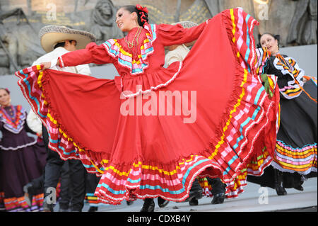 Ballett Tänzer Folklorico auf der Bühne am Plaza Fundadores in Guadalajara, Mexiko als Bestandteil der Stadt jährliche Oktoberfest (23. Oktober 2011). In diesem Jahr haben die Feierlichkeiten mit den Pan American Games zusammenfiel. Stockfoto